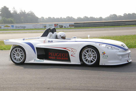 Thue Kristensen for fuld fart i 207 Spider Cup raceren.